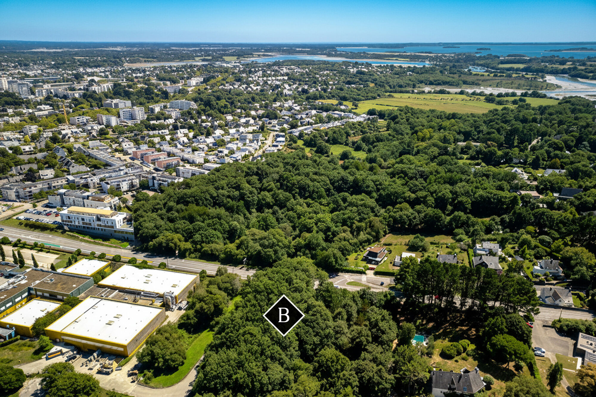 Vue aérienne du terrain, Vannes et le Golfe